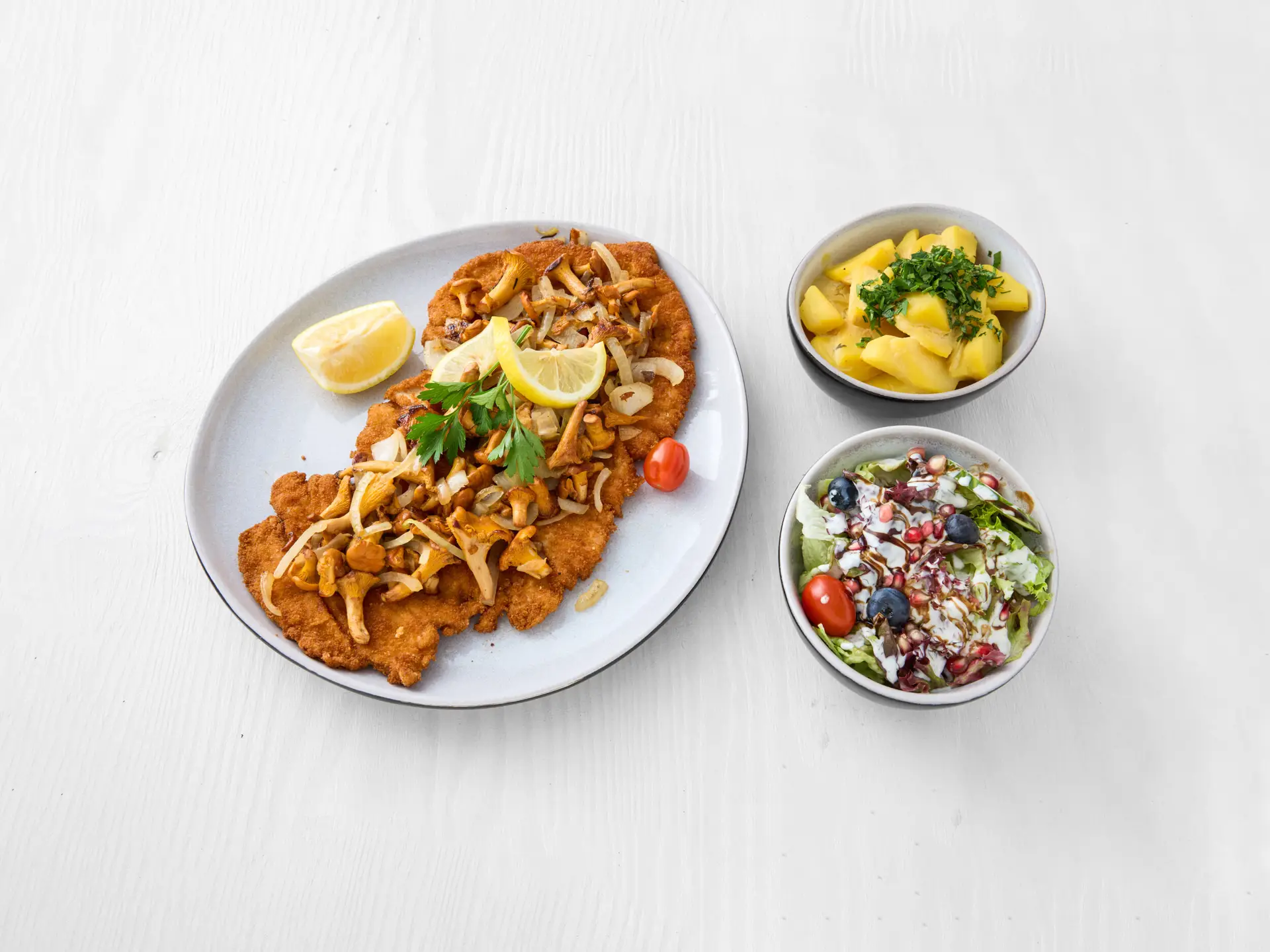 10253693_wilder kaiser_Food_schnitzel_pfifferlinge_kartoffelsalat