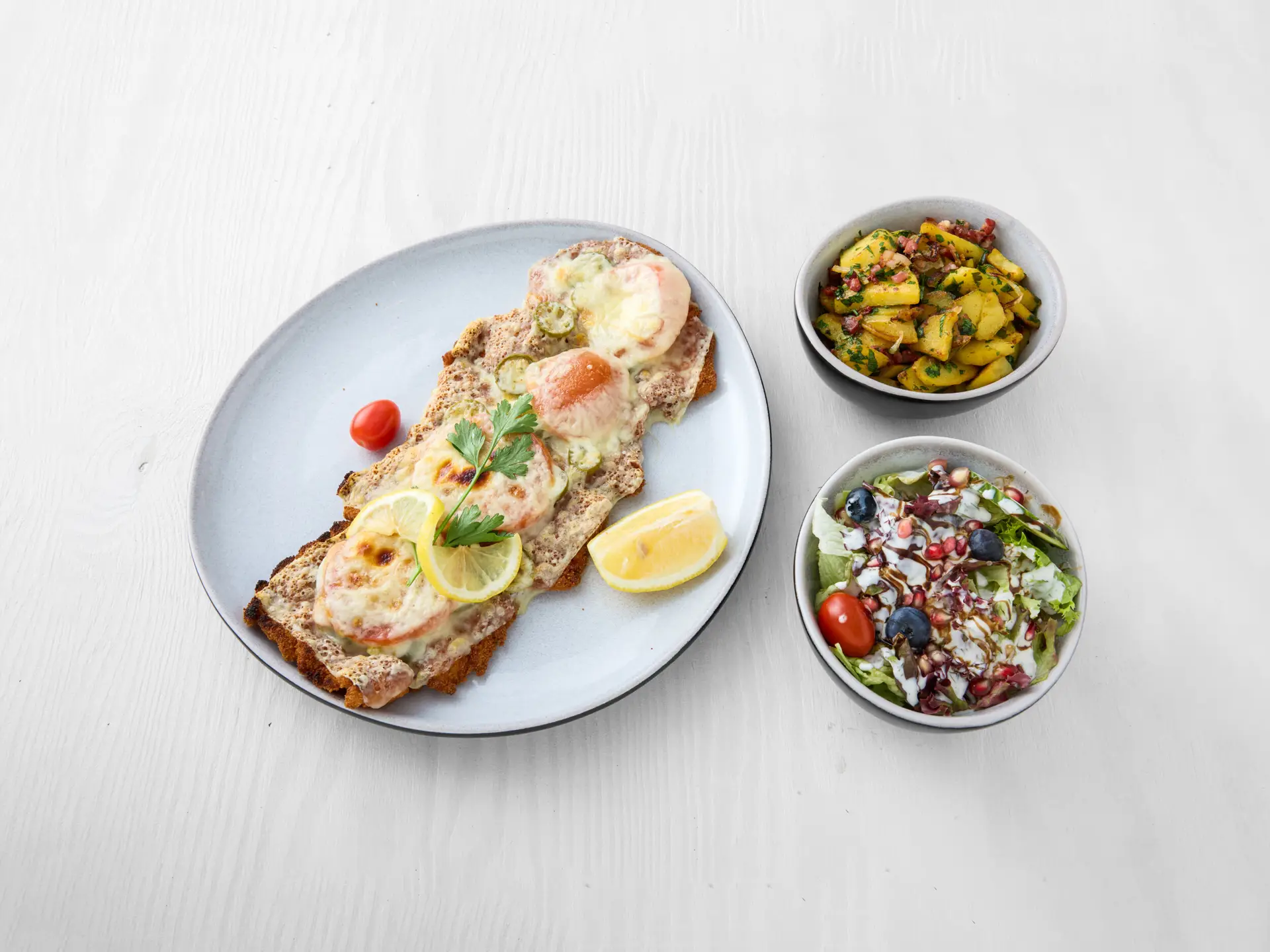 10253693_wilder kaiser_Food_schnitzel_uberbacken_tomaten_jalapenos_bratkartoffeln