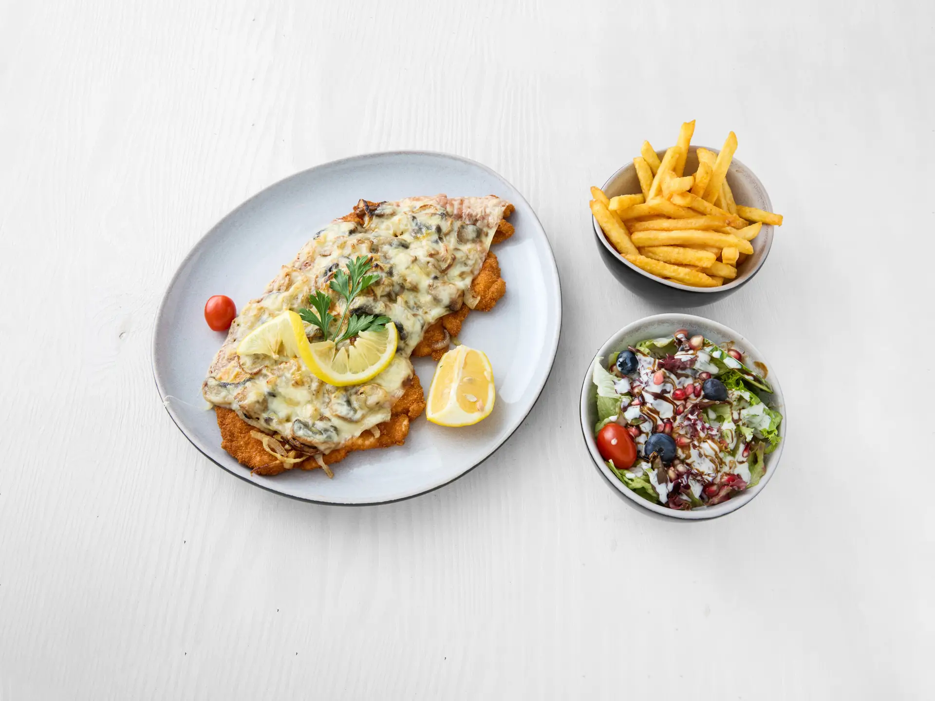 10253693_wilder kaiser_Food_schnitzel_zwiebel_champions_uberbacken_pommes
